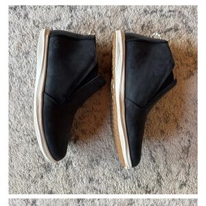 Women’s OluKai black waterproof leather boot Jo
Size 8 Hawai‘iloa Manu Hope NWOT